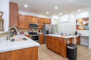 Fridge, microwave, oven, stovetop - Near Disney & Supermarket Amazing Home with Pool (Kissimmee)