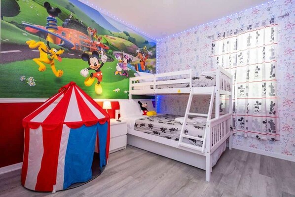 4 habitaciones, tabla de planchar con plancha y cuna de viaje 