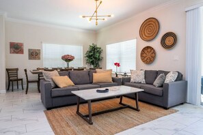 Smart TV, stereo - Cozy Townhouse Near Disney at Champions Gate (Davenport)