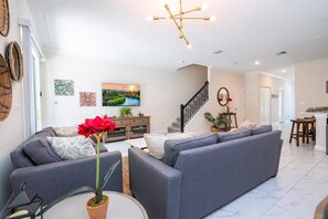 Smart TV, stereo - Cozy Townhouse Near Disney at Champions Gate (Davenport)