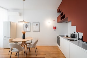 Køleskab, mikrobølgeovn, ovn, kaffe-/temaskine