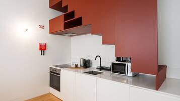 Fridge, microwave, oven, coffee/tea maker