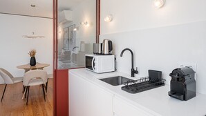 Coffee/tea maker, fridge, microwave, oven