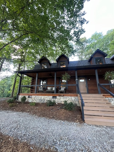 Charming & Spacious Waterfront Log Cabin with Central Location to Everything!