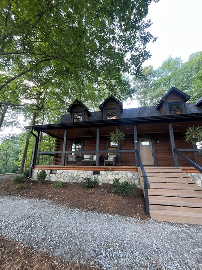 Charming & Spacious Waterfront Log Cabin with Central Location to Everything!