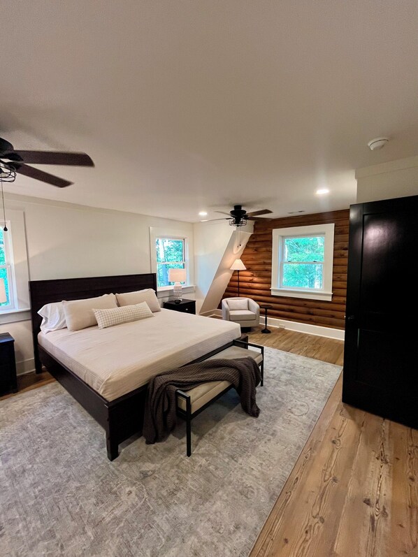 5 chambres, bureau, fer et planche à repasser, lit de bébé portatif