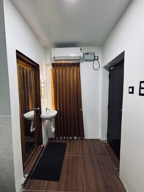 Superior Room | Desk, free WiFi, bed sheets