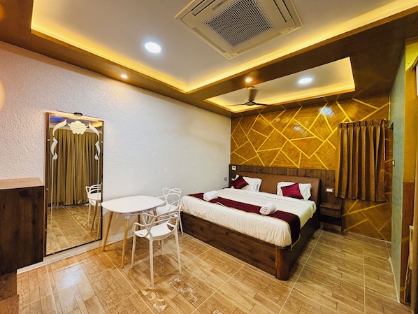Premium Suite | Desk, free WiFi, bed sheets