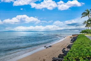 Plage, chaises longues, serviettes de plage