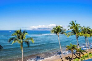 En la playa, camastros y toallas de playa 
