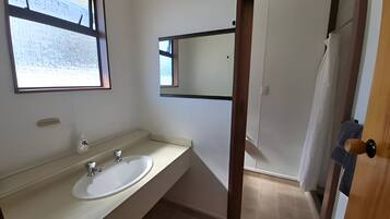 Suihku, pyyhkeet, saippua, vessapaperi