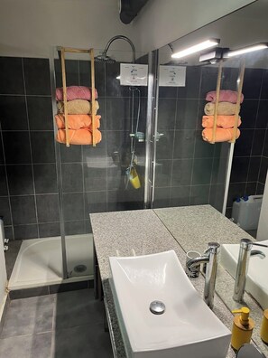 Hiustenkuivaaja, pyyhkeet, saippua, vessapaperi