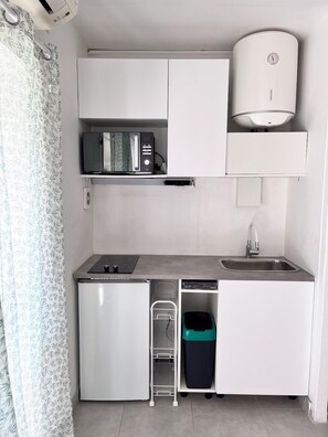 Kühlschrank, Mikrowelle, Herdplatte, Wasserkocher mit Kaffee-/Teezubehör