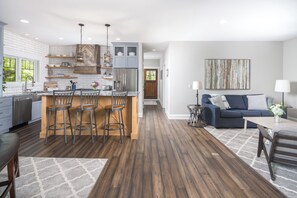 Een smart-tv, een open haard, een tafeltennistafel en een printer