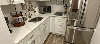 Chic and cozy apartment with WiFi and AC in Parkville