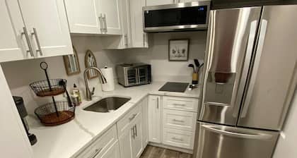 Chic and cozy apartment with WiFi and AC in Parkville