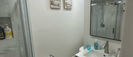 Doccia, asciugacapelli, asciugamani, sapone