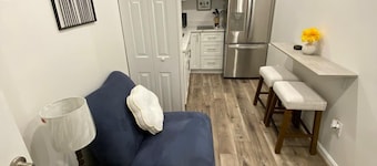 Chic and cozy apartment with WiFi and AC in Parkville