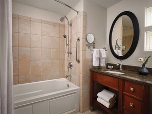 Haartrockner, Handtücher, Seife, Toilettenpapier