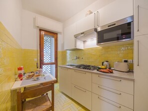 Réfrigérateur, four à micro-ondes, vaisselle et ustensiles