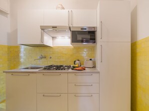 Réfrigérateur, four à micro-ondes, vaisselle et ustensiles