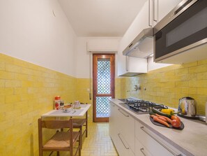 Réfrigérateur, four à micro-ondes, vaisselle et ustensiles