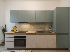 Réfrigérateur, four à micro-ondes, un four, lave-vaisselle