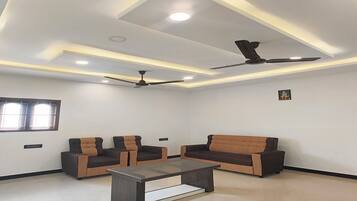 Premium-rum | Vardagsrum | 32-tums LCD-tv med kabelkanaler