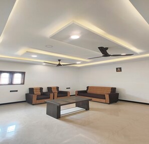 32-inch LCD TV with cable channels - The Canalway Inn (Pollachi)