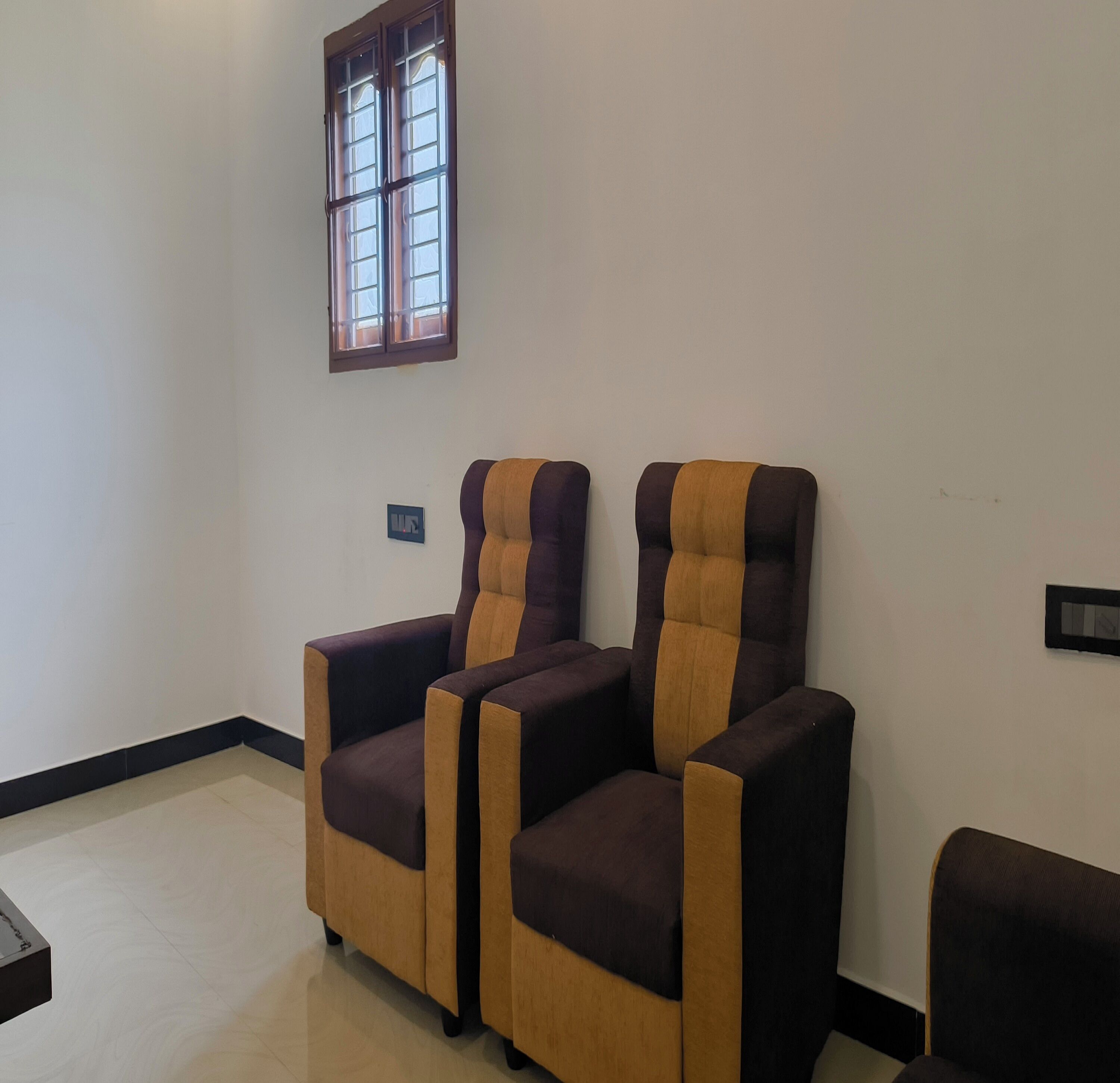 尊荣客房 | 起居区 | 32-英寸液晶电视（配备有线频道）