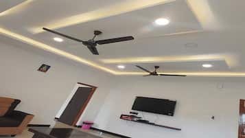 Premium-værelse | Opholdsområde | 32-tommers LCD-tv med kabelkanaler