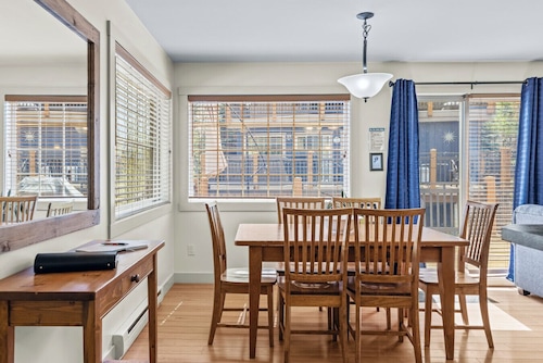 Kicking Horse Gem for 6 | Near Gondola + Hot Tub!