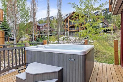 Kicking Horse Gem for 6 | Near Gondola + Hot Tub