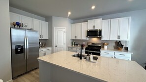 Mikrobølgeovn, ovn, kokeplater og oppvaskmaskin