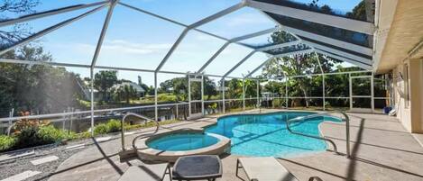 Una piscina al aire libre