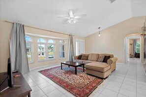 Smart TV - 3-bedroom pool house by the ocean access canal with WiFi, AC, fitness room (Port St. Lucie)