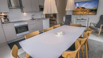 Refrigerador, microondas, lavavajillas, utensilios de cocina