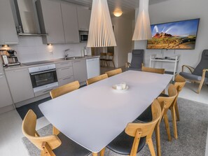 Refrigerador, microondas, lavavajillas, utensilios de cocina