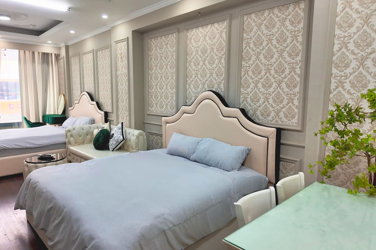In-room safe, blackout curtains