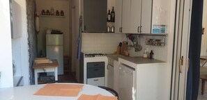 Een koelkast, een oven