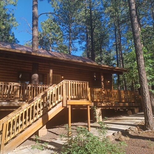 The Cozy Cabin - Escape/Unplug from the city life in this quiet forest retreat.