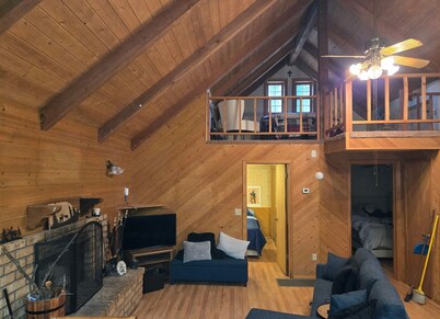 The Cozy Cabin - Escape/Unplug from the city life in this quiet forest retreat.