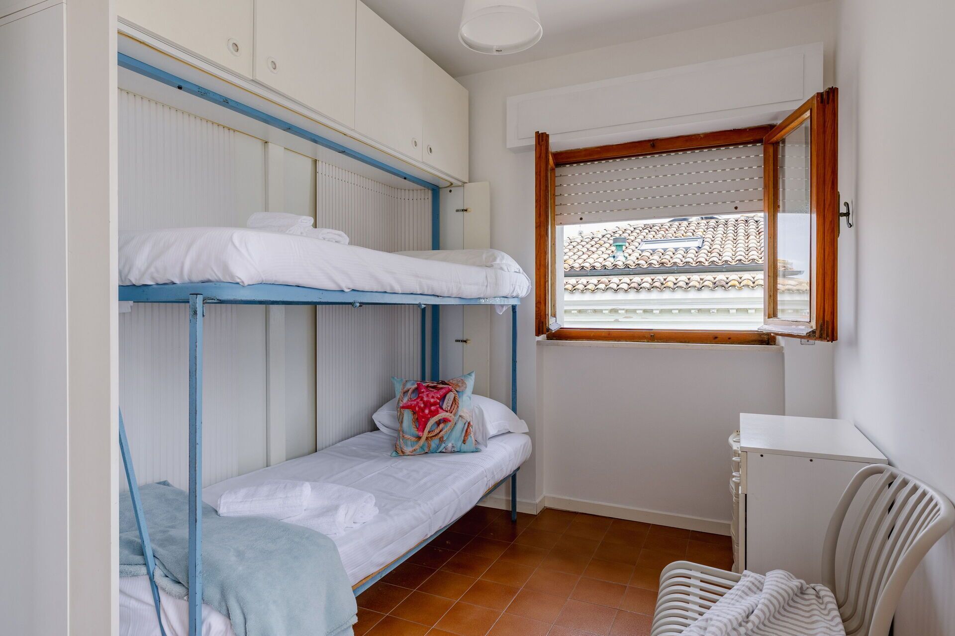 Travel crib, free WiFi
