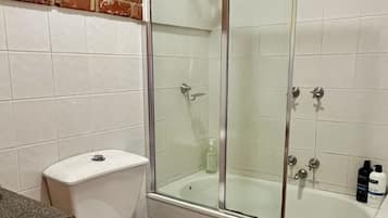 SĂšche-cheveux, serviettes fournies