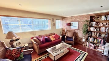 Smart-tv, bøger, stereoanlæg