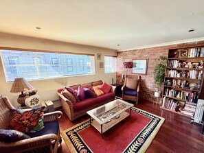 TV connectée, livres, chaîne hi-fi