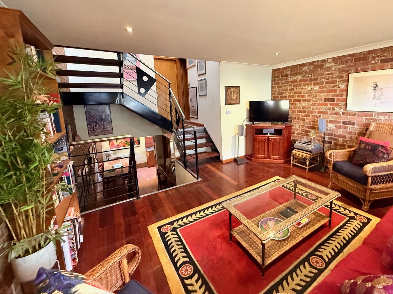 Smart-tv, böcker och en stereo