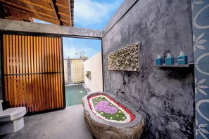 Villa Deluxe, 1 chambre, vue piscine | Salle de bain | Baignoire et douche séparées, savon, shampoing, papier toilette