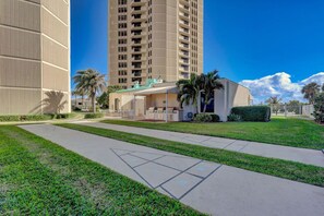 Property grounds - Oceanfront! On The Beach Singer Island 2 Bedroom (Riviera Beach)