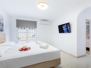 4 bedrooms, iron/ironing board, Internet, bed sheets